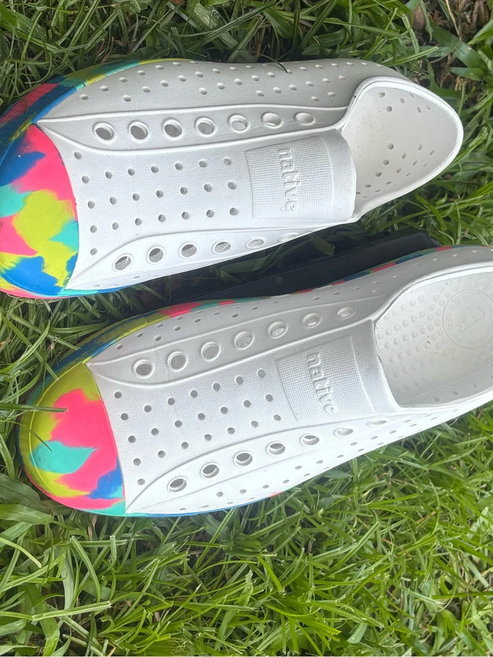 Native Kids Water Shoes in White with Neon Pink, Yellow & Blue Toe Size 9